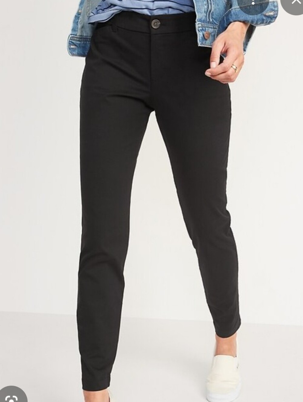 NWOT Mid-Rise Skinny Everyday Khakis